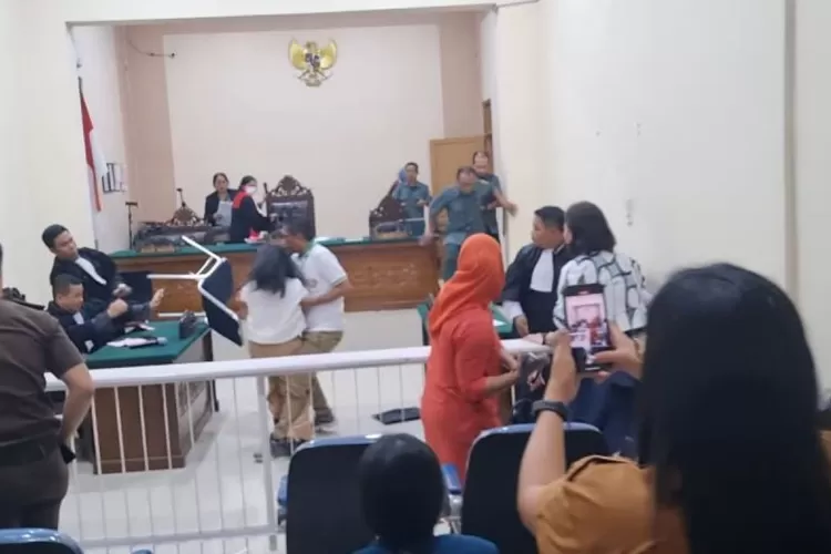 Suami Divonis 3 Tahun Penjara, Istri Mengamuk Dan Melempari Hakim Pakai ...