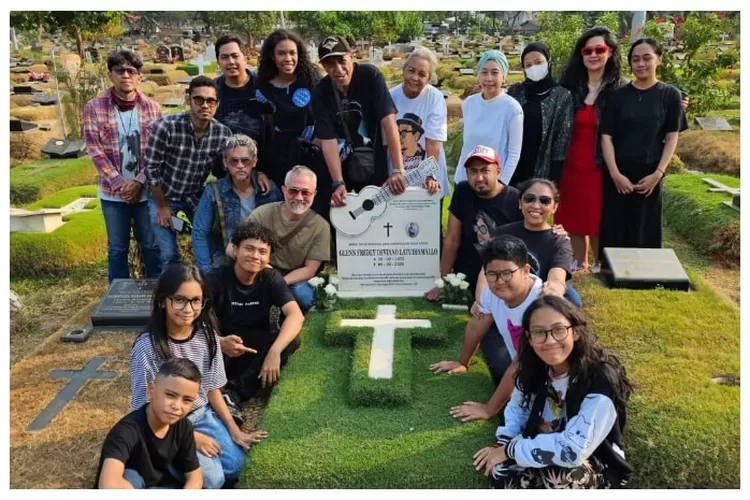 Lukman Sardi Berziarah ke Makam Glenn Fredly Bersama Keluarga serta