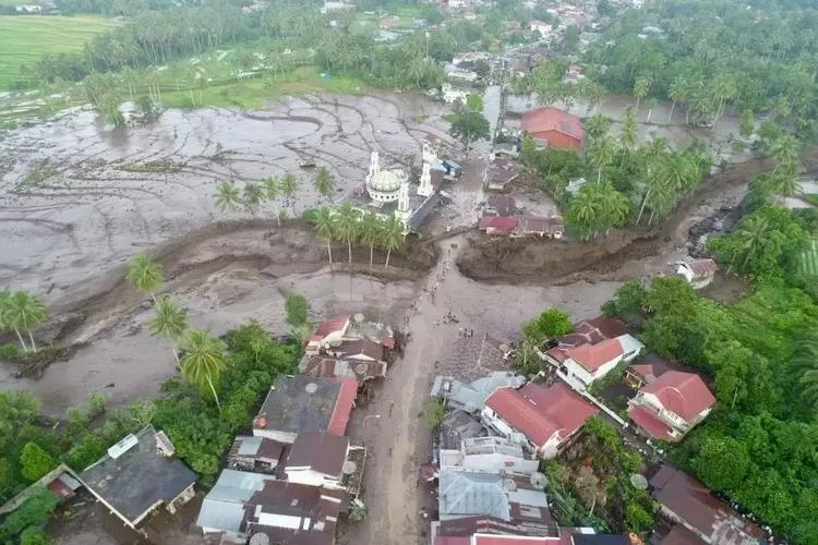 Pantauan drone BPBD Tanah Datar kejadian banjir bandang di Simpang Manunggal, Kecamatan Lima Kaum, Kab Tanah Datar, sungai ini berhulu di Gunung Marapi dengan nama sungai Malana atau Lona. (BPBD Tanah Datar) (Bonsernews.com/ Dok. BNPB)