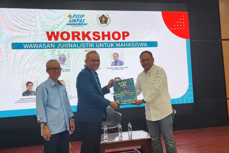 BANDUNG-Fakultas Ilmu Sosial dan Ilmu Politik (FISIP) Universitas Pasundan (Unpas) bekerja sama dengan Persatuan Wartawan Indonesia (PWI) Jawa Barat menggelar workshop jurnalistik untuk mahasiswa di Aula Suradireja Kampus Fisip Unpas, Selasa, 19 Desember 2023.  Dalam kegiatan workshop jurnalistik y