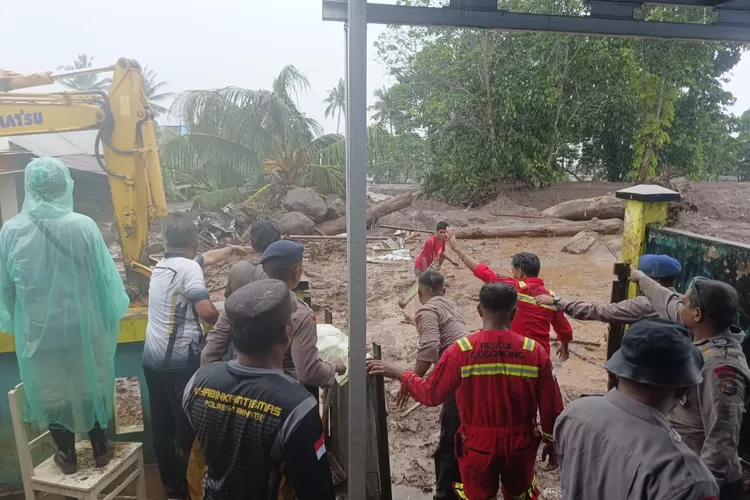 Tim dari PT NHM bergabung dengan Tim SAR Gabungan membantu proses penanganan pasca kejadian banjir bandang di Ternate.