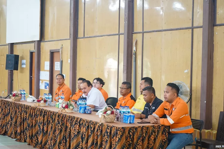 Pertemuan Haji Romo Nitiyudo Wachjo dan jajaran PT NHM bersama masyarakat lingkar tambang emas Gosowong.