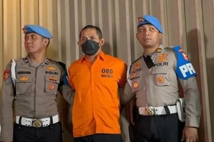 Fajar Widyadharma Lukman Sumaatmaja menggunakan baju taranan Polri, Kamis, 13 Maret 2025. Fajar Widyadharma Lukman Sumaatmaja Resmi Jadi Tersangka Kasus Asusila Anak. (Foto/tribratanews.polri.go.id)