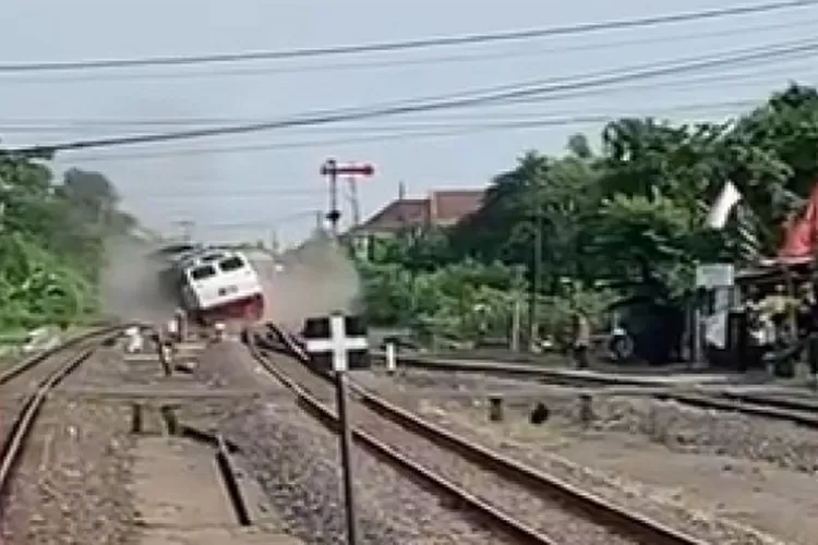 KA Pandalungan Rute Gambir Jember Anjlok Di Stasiun Tanggulangin, 4 ...