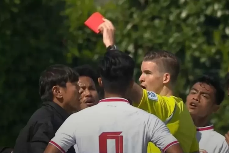 Shin Tae Yong mendapatkan kartu merah saat laga play-off Olipiade 2024 Indonesia vs Guinea di Paris (Instagram/garudaupdates )