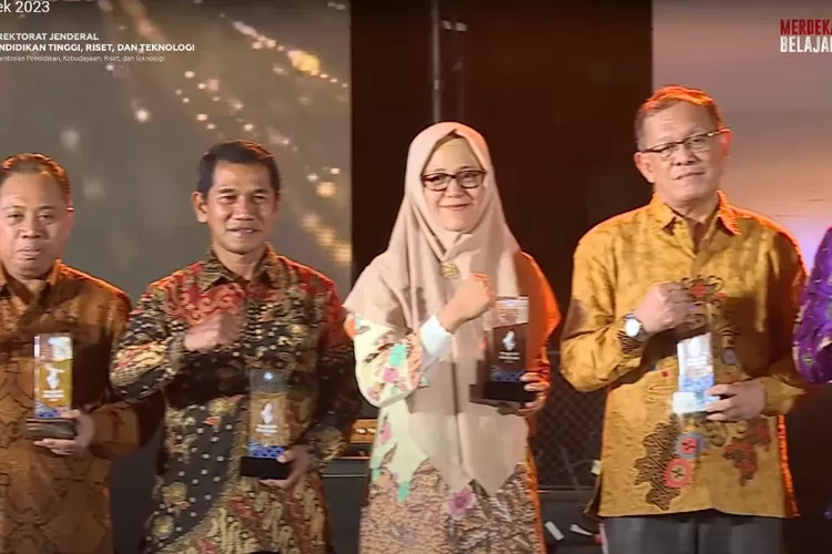 Anugerah Ristekdikti 2023: Universitas Hamzanwadi Boyong Silver Medal ...