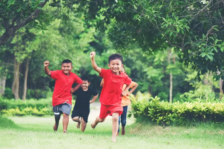 Perkembangan emosional anak perlu diasah sejak usia dini menempatkan diri dengan   baik sesuai situasi dan kondisi, serta untuk berinteraksi dengan orang-  orang di sekitarnya. (Foto : Freepek / jcomp)