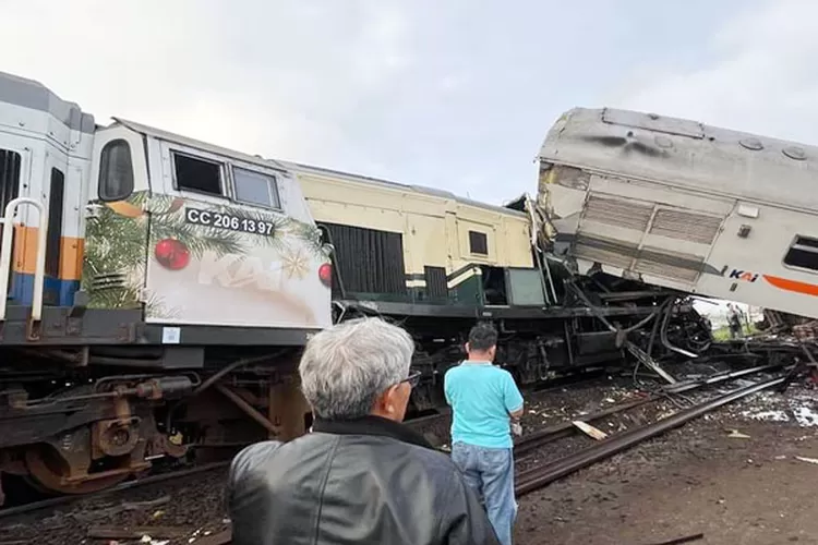 Tabrakan kereta api di Cicalengka Kabupaten Bandung, Jawa Barat, Jumat (5/1/2024)  (foto : dok. Polda Jawa Barat)