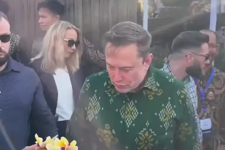 Elon Musk tampil menggunakan batik Donggala di World Water Forum (WWF) ke-10 tahun 2024 dan peluncuran internet Starlink layanan berbasis satelit . (Foto Tangkapan Layar  Global Bali)