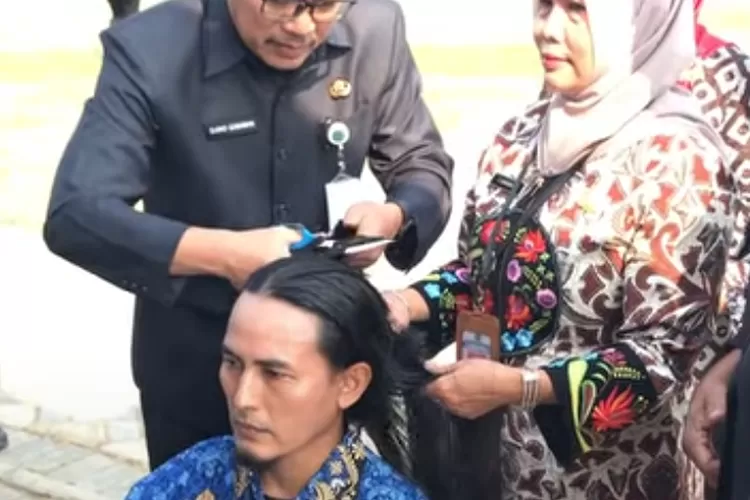 Tujuh tahun gondrong, Guru ASN PPPK di Brebes gunting rambut usai terima SK Pengangkatan. (Foto Tangkapan Layar Facebook)