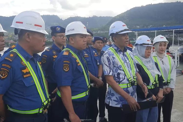 Anggota DPR RI Komisi V, Anwar Hafid, saat meninjau proyek pembangunan pelabuhan Teluk Lalong di Luwuk,Kabupaten Banggai, Sabtu 27 Juli 2024. (Foto;Ist).