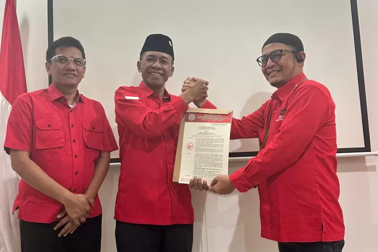 Hidayat terima rekomendasi model B1KWK PDIP. (Foto : Ist)