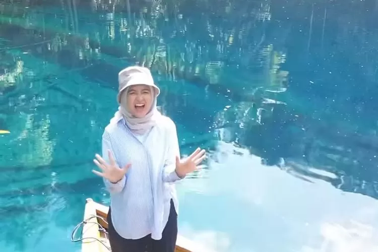 komedian asal Depok, Arafah Rianti saat berada di Danau Paisupok. (Foto : Tangkapan layar Video Instagram @arafahrianti.))