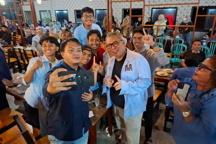 Cagub Sulteng Ahamad Ali, melayani permintaan swafoto dengan milenial gen Z di Kota Palu, Minggu malam (6/10/2024).
