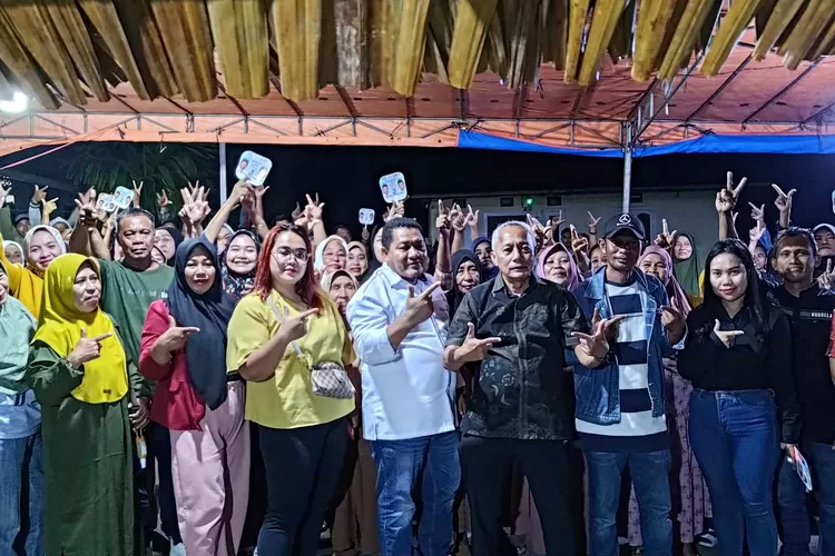 Pasangan nomor urut 2, Sofyan Kaepa dan Ablit H Ilyas usai menyapa warga desa Timbong, Kecamatan Banggai Tengah. (Foto : Ist)