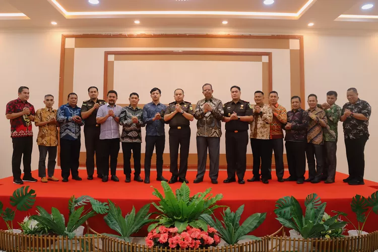 Pemda Tolitoli foto bersama Kajati Sulteng di acara ramah tamah di Kabupaten Tolitoli pada Senin malam (7/10/2024).