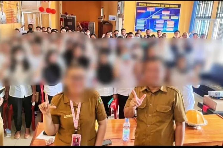 Kedua oknum ASN di Morowali Utara berfoto dengan honorer. Mereka menunjukkan simbol dua jari. nomor urut petahana di Pilkada Morowali Utara. (Foto: Ist).