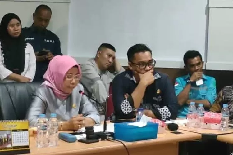 Ketua DPRD Morowali Utara, Warda Dg Mamala, memimpin RDP bersama nelayan dan perusahaan nikel di Morowali Utara, Kamis 10 April 2025. (Foto: Ist).