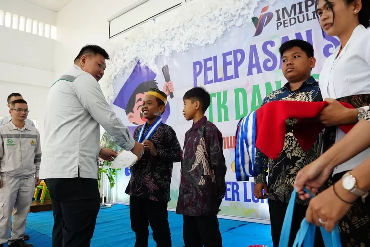 Pelepasan siswa lulusan pertama SD IMIP