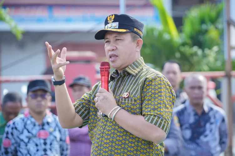 Bupati Morowali Iksan B Abd Rauf memimpin apel umum perdana di Kecamatan Witapinda (Ist)