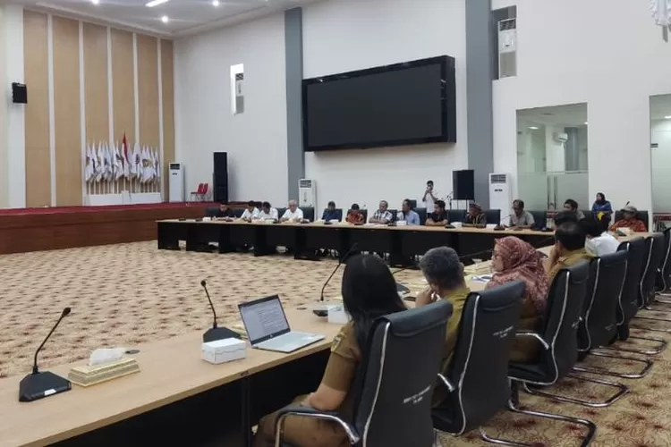Suasana RDP yang digelar DPRD Sulteng bersama PT KAM dan perwakilan masyarakat dari Morowali Utara, Senin 23 Juni 2025. (Foto: Arul).