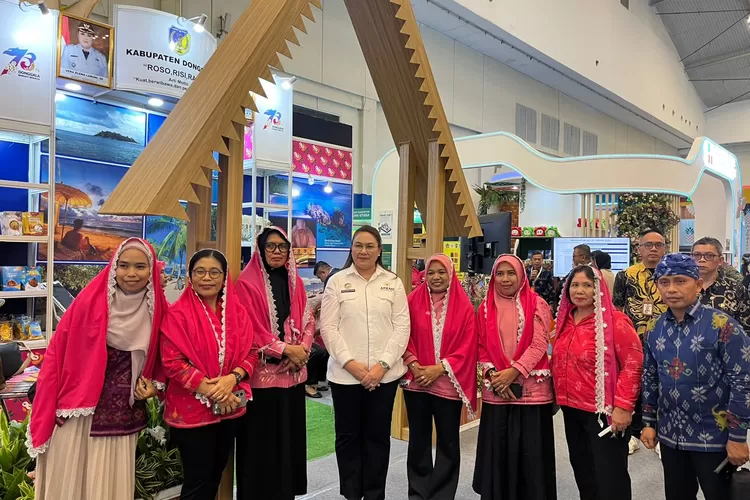 Bupati Donggala, Vera Elena Laruni, berfoto di depan stand pameran Pemkab Donggala di arena Apkasi 2025 di Tangerang, Banten, Kamis (28/8/2025).