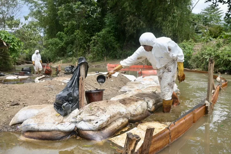 Karyawan PT Vale menyaring sisa minyak di aliran sungai terdampak kebocoran pipa,  air sungai sudah mulai jernih.  (Ist/Vale)