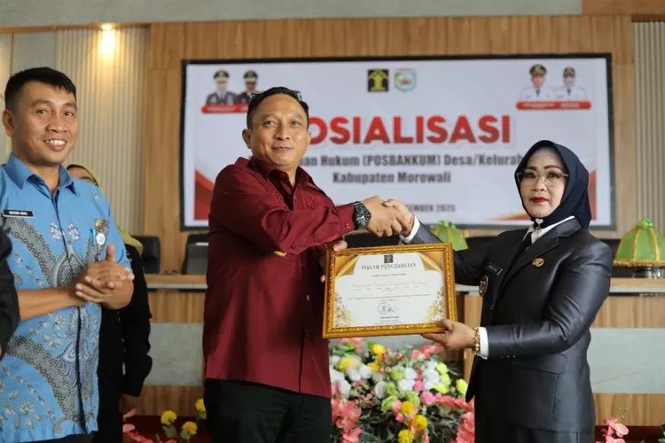 Penyerahan piagam penghargaan dari Kanwil Sulawesi Tengah. (Diskominfo Morowali)