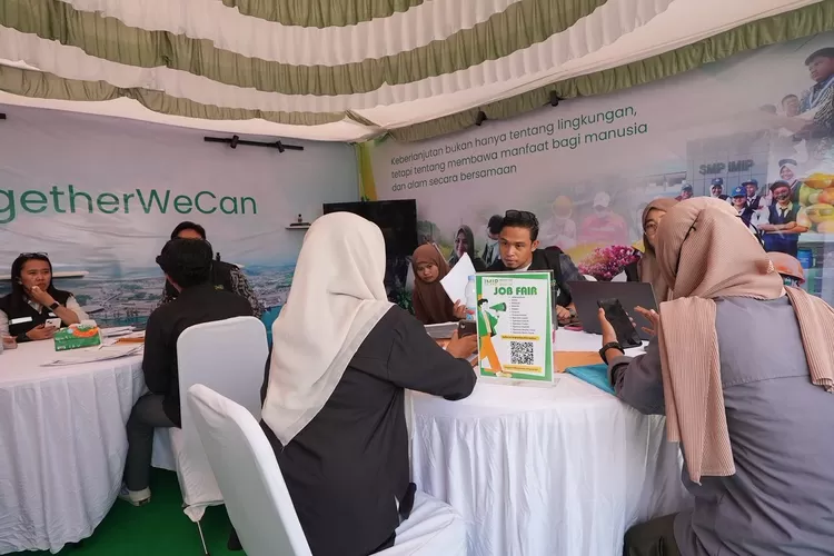 Pelamar pekerjaan di PT IMIP sedang menjalani sesi wawancara di booth job fair  HUT Morowali, alun-alu rumah jabatan Bupati (IST)