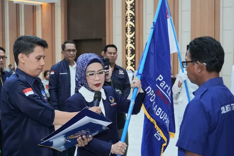 Ketua DPW Partai NasDem Sulteng, Nilam Sari Lawira atau NSL, saat melantik 16 DPC se-Kabupaten Sigi, Kamis sore (11/12/2025) di Desa Kalukubula. (Foto: DPW NASDEM).