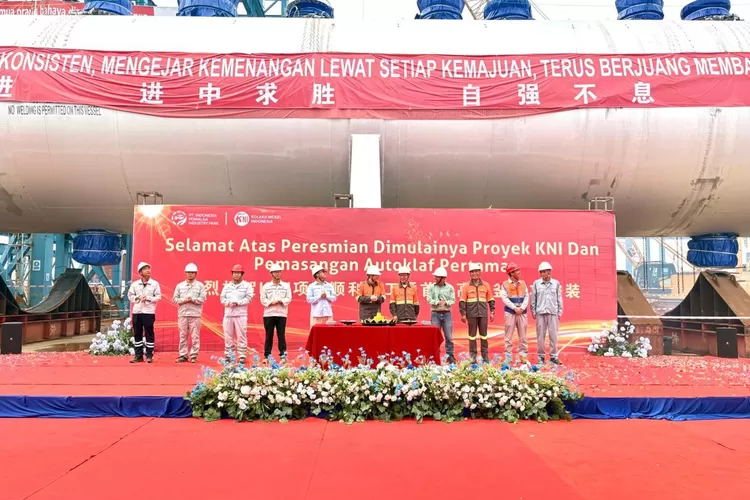 Peresmian dimulainya proyek KNI dan pemasangan autoklaf pertama (IST)
