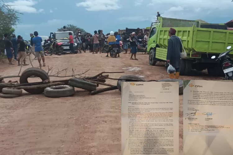 Aksi demo di lokasi tambang emas Poboya yang menuntut penciutan lahan kontrak karya PT CPM. Foto insert: Surat PT CPM ke Kementerian ESDM. (Foto: IST).
