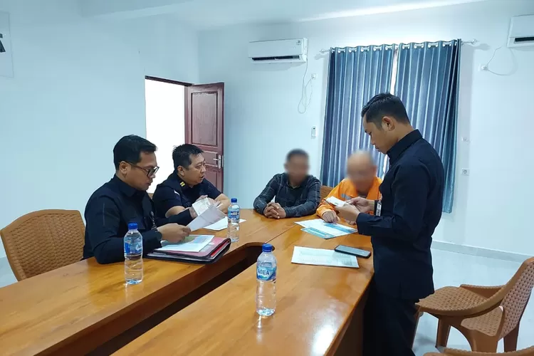 Imigrasi lakukan pengecekan dokumen paspor WNA (one-Metrosulteng)