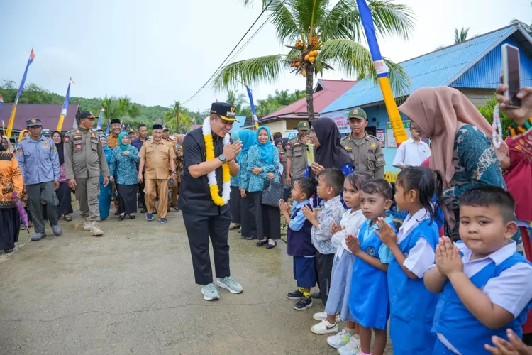 Bupati Morowali, Iksan B. Abd Rauf, kunjungi sekolah di wilayah terpencil  (One-Metrosulteng)