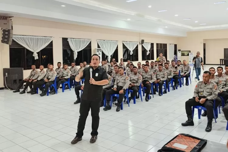 Dr. Mardiman Sane saat memberi pembekalan materi KUHP Baru kepada calon polisi baru di SPN Labuan Polda Sulteng, Jum'at malam (19/12/2025).