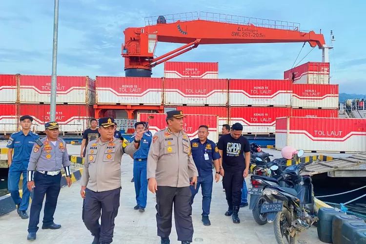 Kapolres Morowali Utara dampingi Karoops Polda Sulteng di Pelabuhan Kolonodale. (IST)