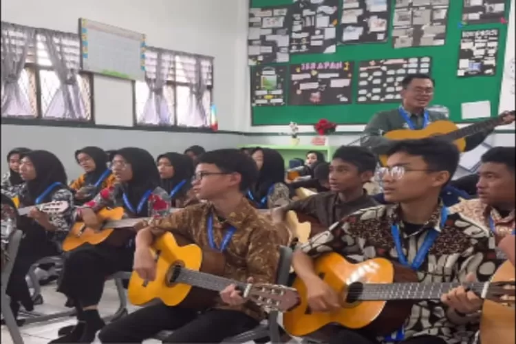 Viral! Guru dan Siswanya Ini Kompak Nyanyikan Lagu We Will Not Go Down