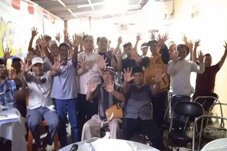 Tim Pemenang Partai Hanura Kabupaten Tapsel bersama warga, saat menghadiri rapat konsolidasi pemenangan Caleg DPRD Tapsel dan DPRD Sumut  (Realitasonline.id/Riswandy)