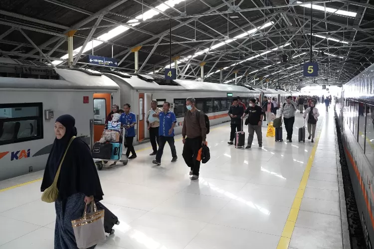 Arus Balik Idul Adha Kai Penumpang Turun Di Stasiun Daop