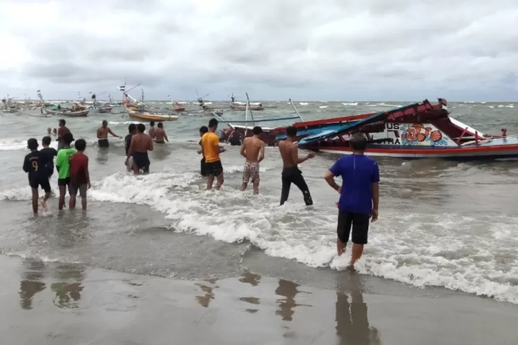 Kapal wisata Pulau Tikus tenggelam di perairan Pantai Malabero, Bengkulu. (tangkapan layar)