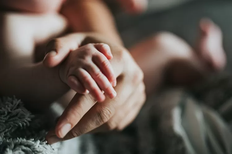 ILUSTRASI - Felicia Elizabeth, ibu balita Kai yang mengalami ruam parah, menceritakan kronologi dugaan penipuan toko roti yang mengklaim gluten free. (Foto: Nathan Dumlao/Unsaplash)