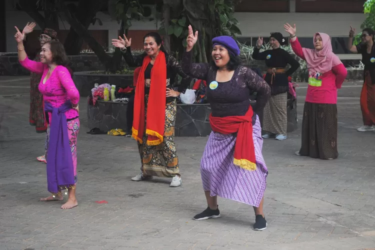 Para anggota komunitas Bakul Budaya saat membawakan senam Keluhuran Nuswantara.  (Arsip Bakul Budaya)