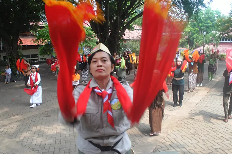 Komunitas Bakul Budaya bersama para anggotanya mengadakan acara menari masal dengan mengenakan kostum ala para pejuang 1945 di Pelataran Fakultas Ilmu Pengetahuan Budaya Universitas Indonesia, Sabtu pagi 11 November 2023. (Arsip Bakul Budaya)