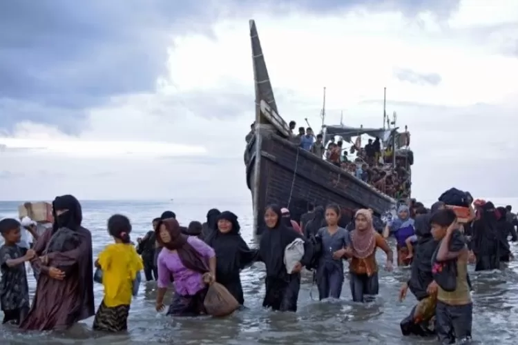 Berenang Hingga Ke Ujung, Ratusan Imigran Rohingnya Kembali Mendarat Di ...