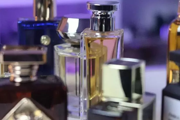 7 Merek Parfum Wanita Tren 2024, Menciptakan Wangi yang Elegan dan