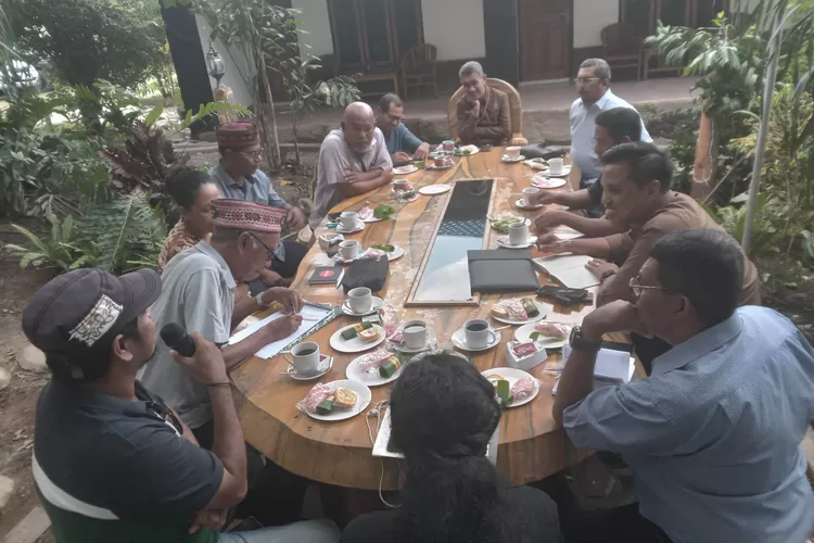 Diskusi di Prundi Labuan Bajo, Rabu (7/2/2024) sore.  Plt Dirut BPOLBF Fransiskus Xaverius Teguh, menyampaikan bahwa reputasi Labuan Bajo dan Flores harus dijaga bersama. (Foto: KLIKLABUANBAJO.ID)
