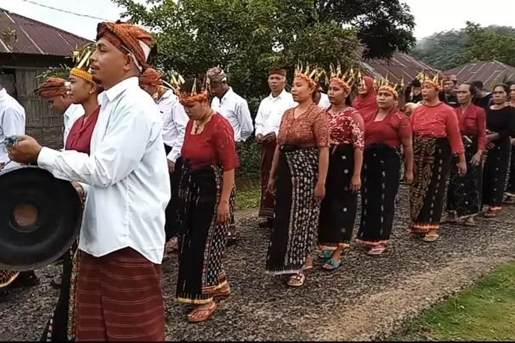 Suasana di Kampung Langgo, Manggarai Barat, NTT,  Kamis (8/2/2024) lalu. Semangat kebangkitan musik tradisional Indonesia melalui Lokovasia 2024. (Foto: KLIKLABUANBAJO.ID)