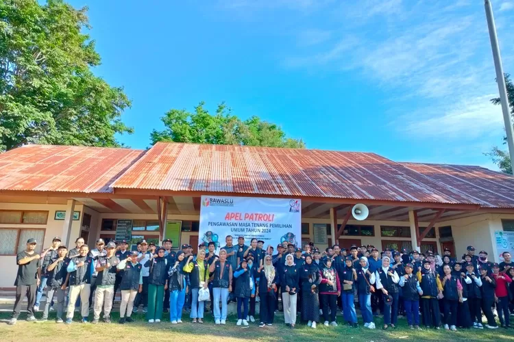 Foto bersama setelah Bawaslu Mabar apel patroli pengawasan menjelang masa tenang Pemilu Februari 2024 lalu. Berikut ini informasi tentang 3 orang Panwascam di Manggarai Barat NTT diisi oleh orang baru.