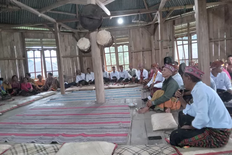 Suasana di dalam rumah gendang di Kampung Langgo, Kamis (8/2/2024). (Foto: KLIKLABUANBAJO.ID)