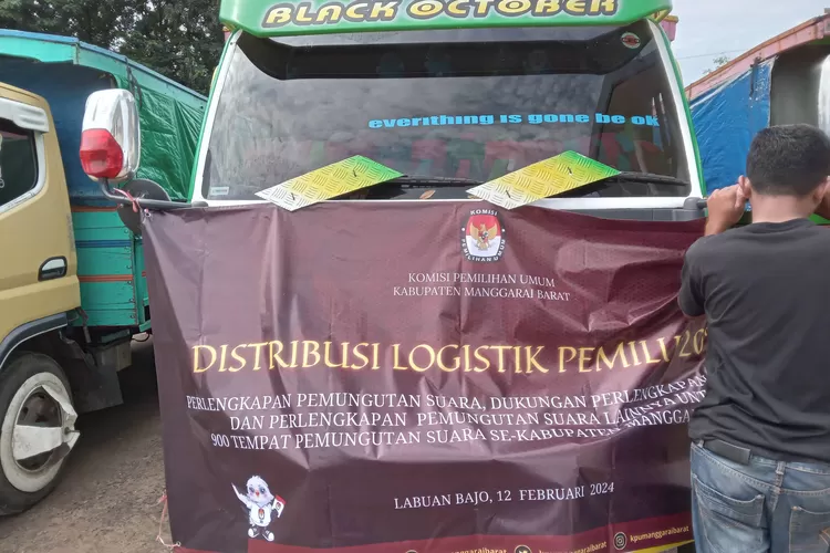 Kendaraan pengangkut logistik Pemilu dari KPU Mabar NTT, Senin (12/2/2024) lalu. Relawan Edi Weng dan Relawan Mario Richard sama-sama buka jurus menuju Pilkada Manggarai Barat 2024. (Foto: KLIKLABUANBAJO.ID)